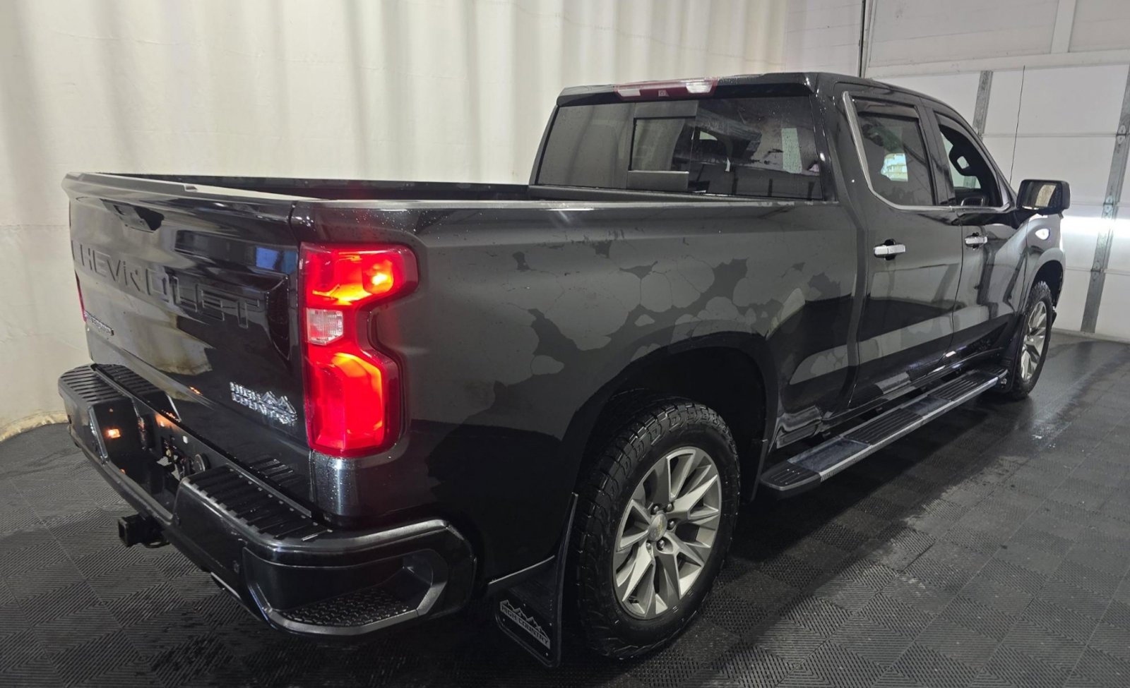 Used 2019 Chevrolet Silverado 1500 High Country w/ Technology Package AWD/4WD image 4