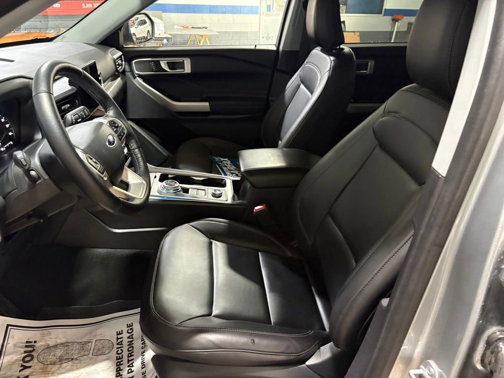 Used 2022 Ford Explorer XLT w/ Equipment Group 202A AWD/4WD image 8