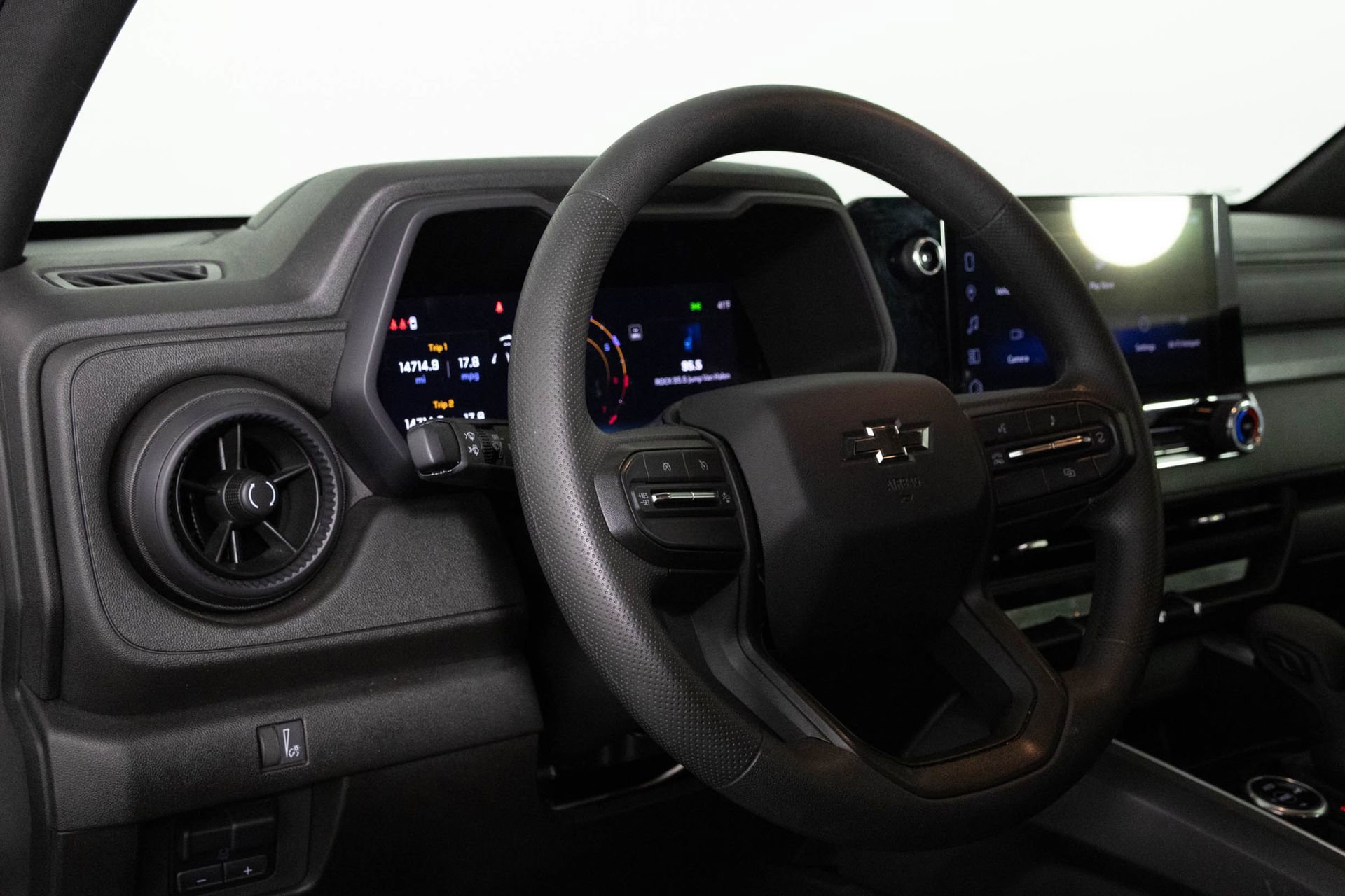 Used 2024 Chevrolet Colorado Trail Boss w/ Technology Package image 32