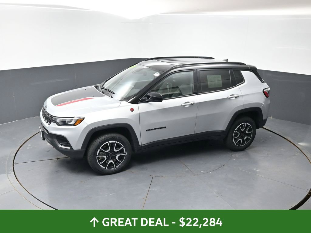 Used 2025 Jeep Compass Trailhawk AWD/4WD image 48