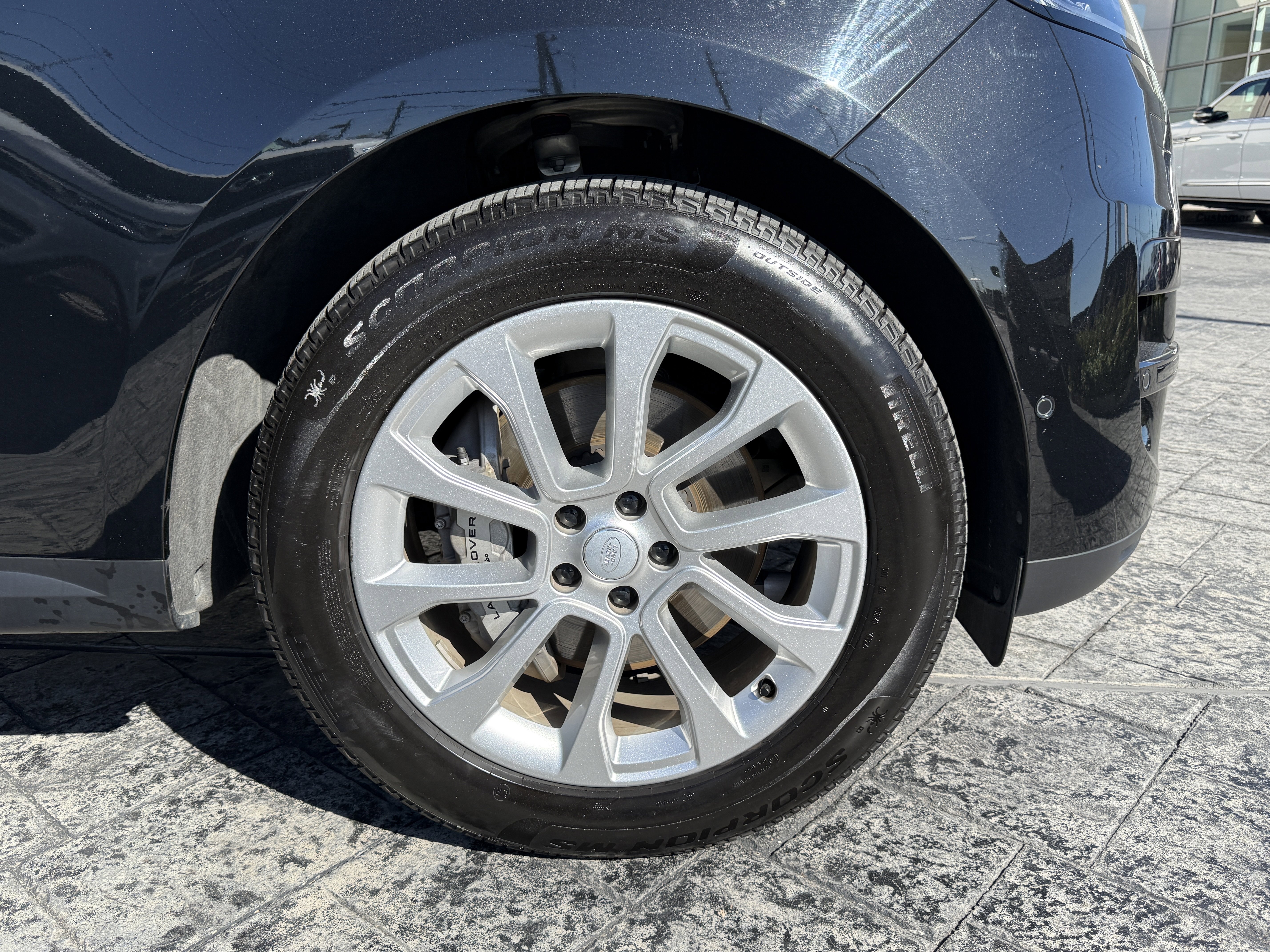 Used 2025 Land Rover Range Rover Sport SE image 9