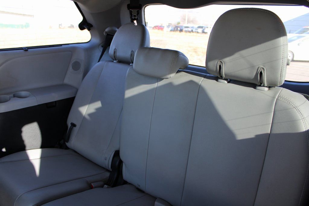Used 2019 Toyota Sienna Limited w/ Carpet Mat Package AWD/4WD image 17