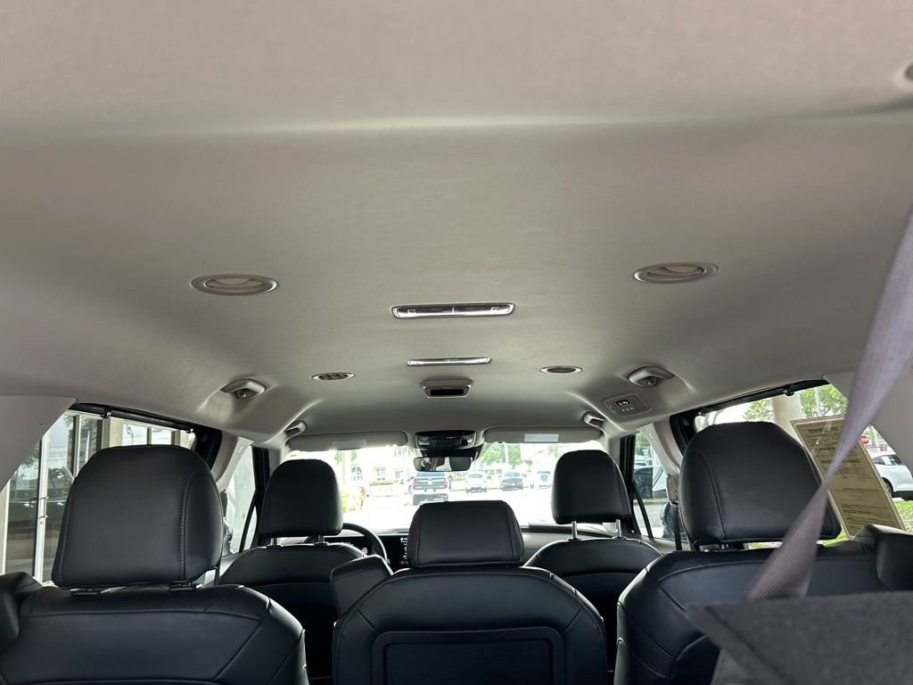Used 2025 Kia Carnival EX image 49