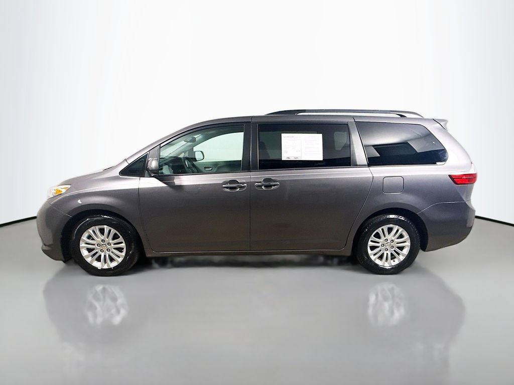 Used 2017 Toyota Sienna XLE w/ XLE Navigation Package FWD image 4