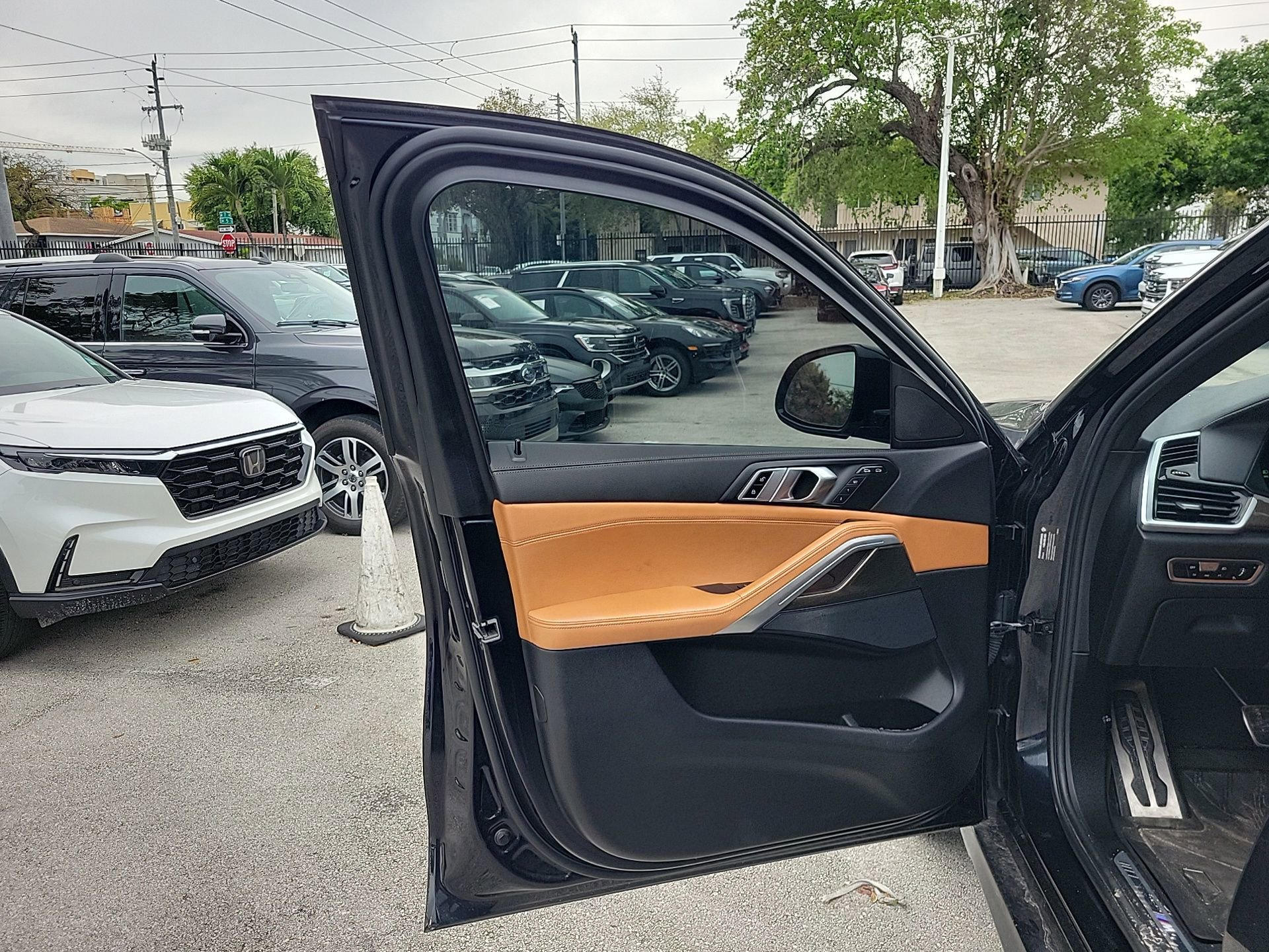 Used 2022 BMW X6 xDrive40i w/ M Sport Package image 26