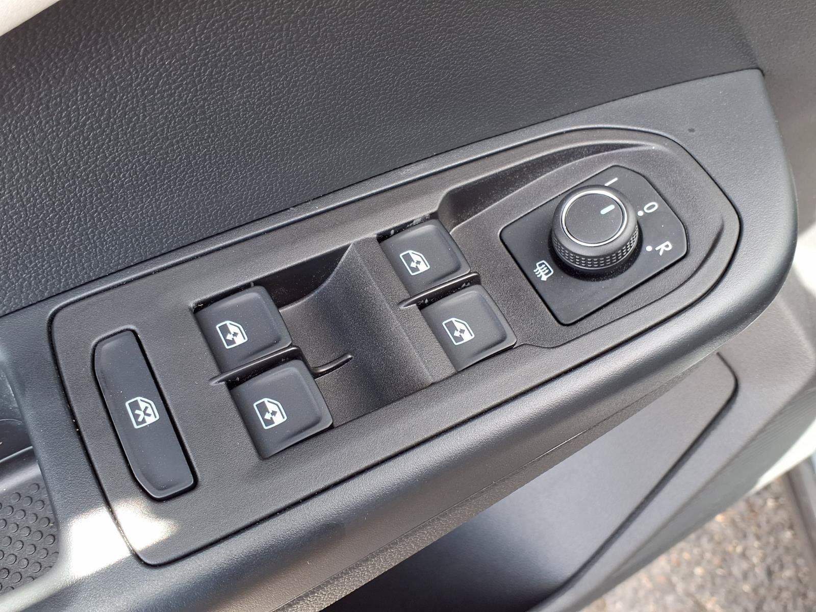 New 2026 Volkswagen Taos SE FWD image 5