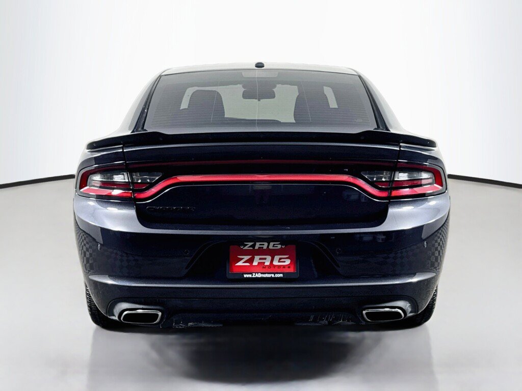 Used 2017 Dodge Charger SE w/ Blacktop Package RWD image 4