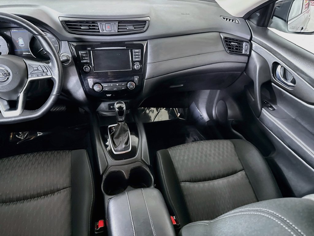 Used 2020 Nissan Rogue SV FWD image 25