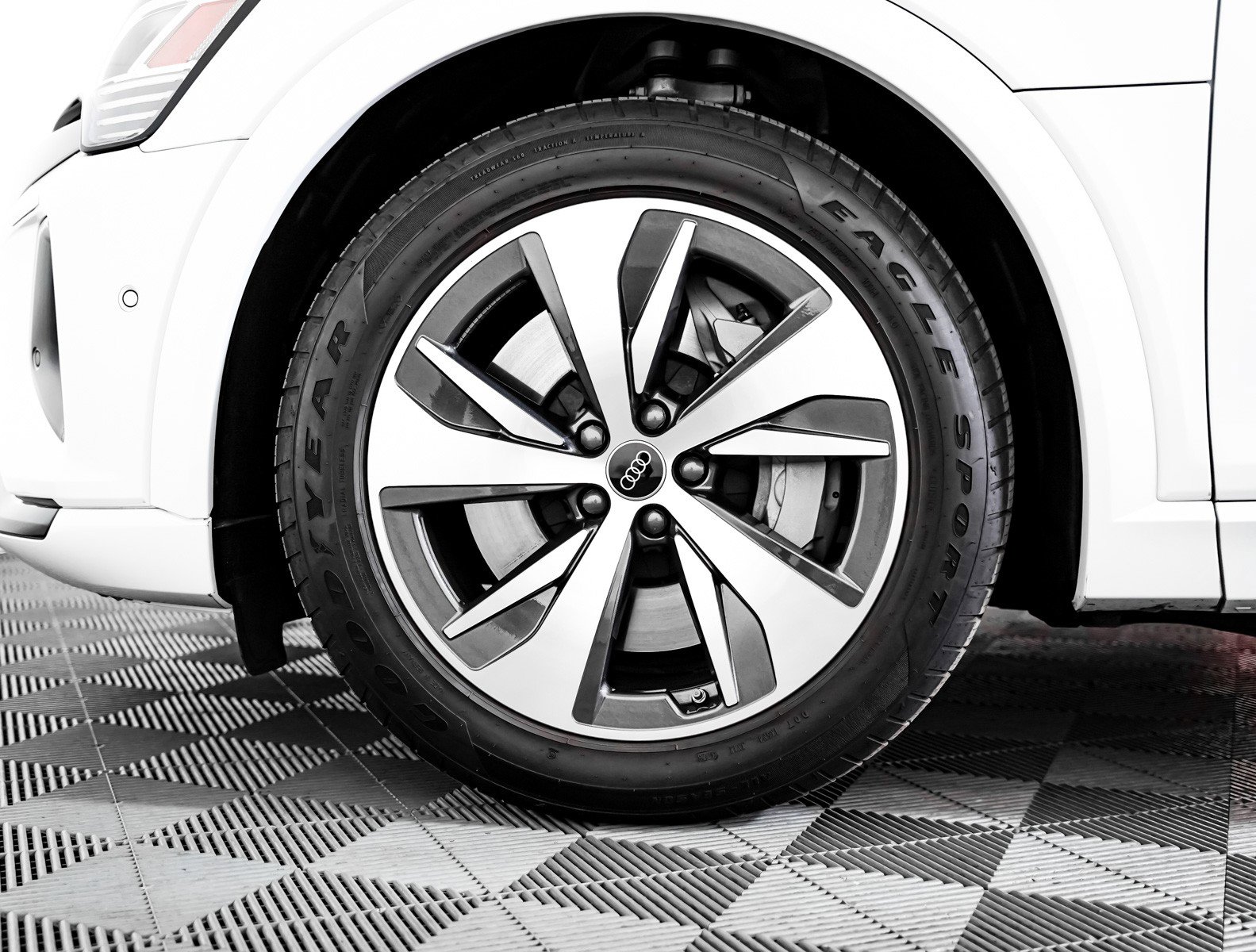 Used 2024 Audi Q8 e-tron Premium Plus image 6