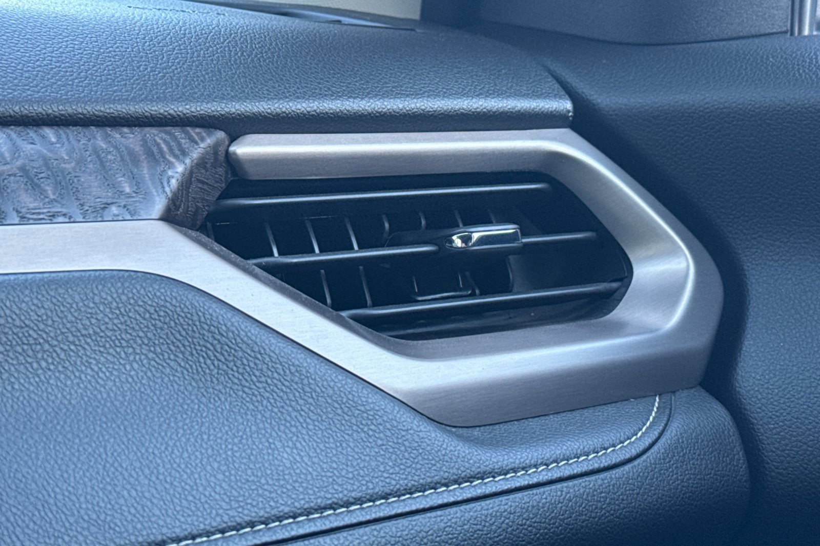 Used 2023 GMC Acadia Denali w/ Black Diamond Edition image 29