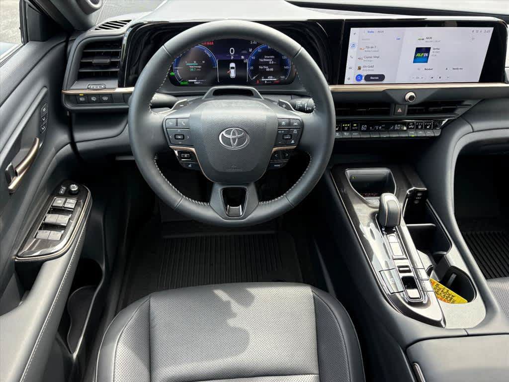 Used 2025 Toyota Crown Signia w/ Advanced Technology Package AWD/4WD image 4