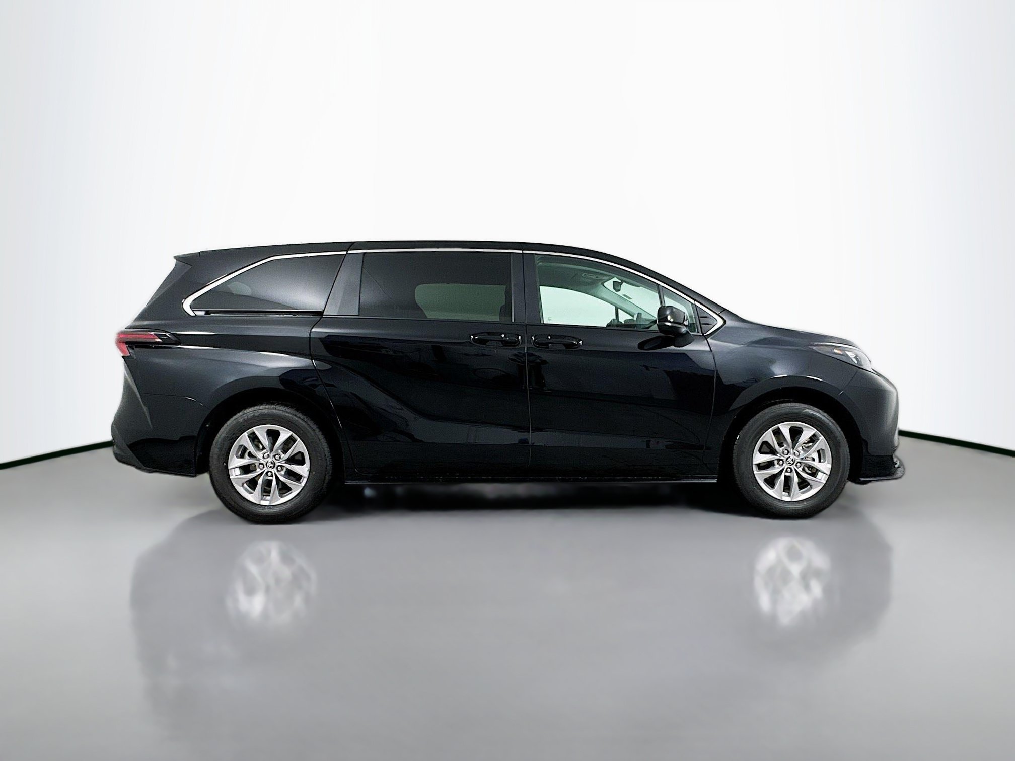 Certified 2026 Toyota Sienna LE FWD image 8