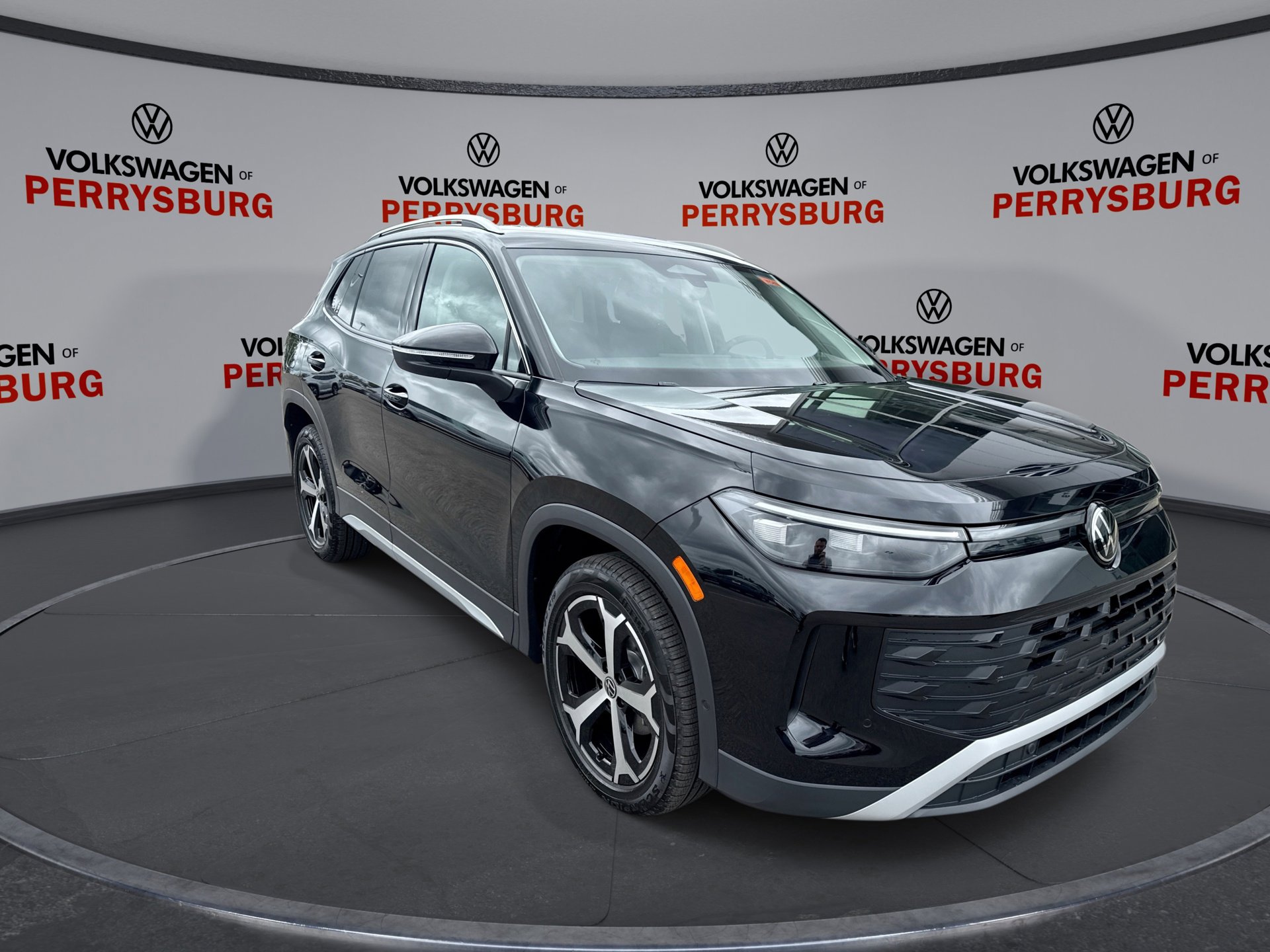 Used 2025 Volkswagen Tiguan SE image 2