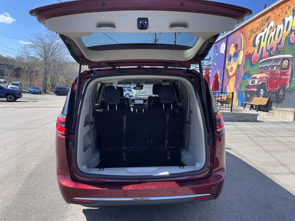 Certified 2023 Chrysler Pacifica Touring-L image 13