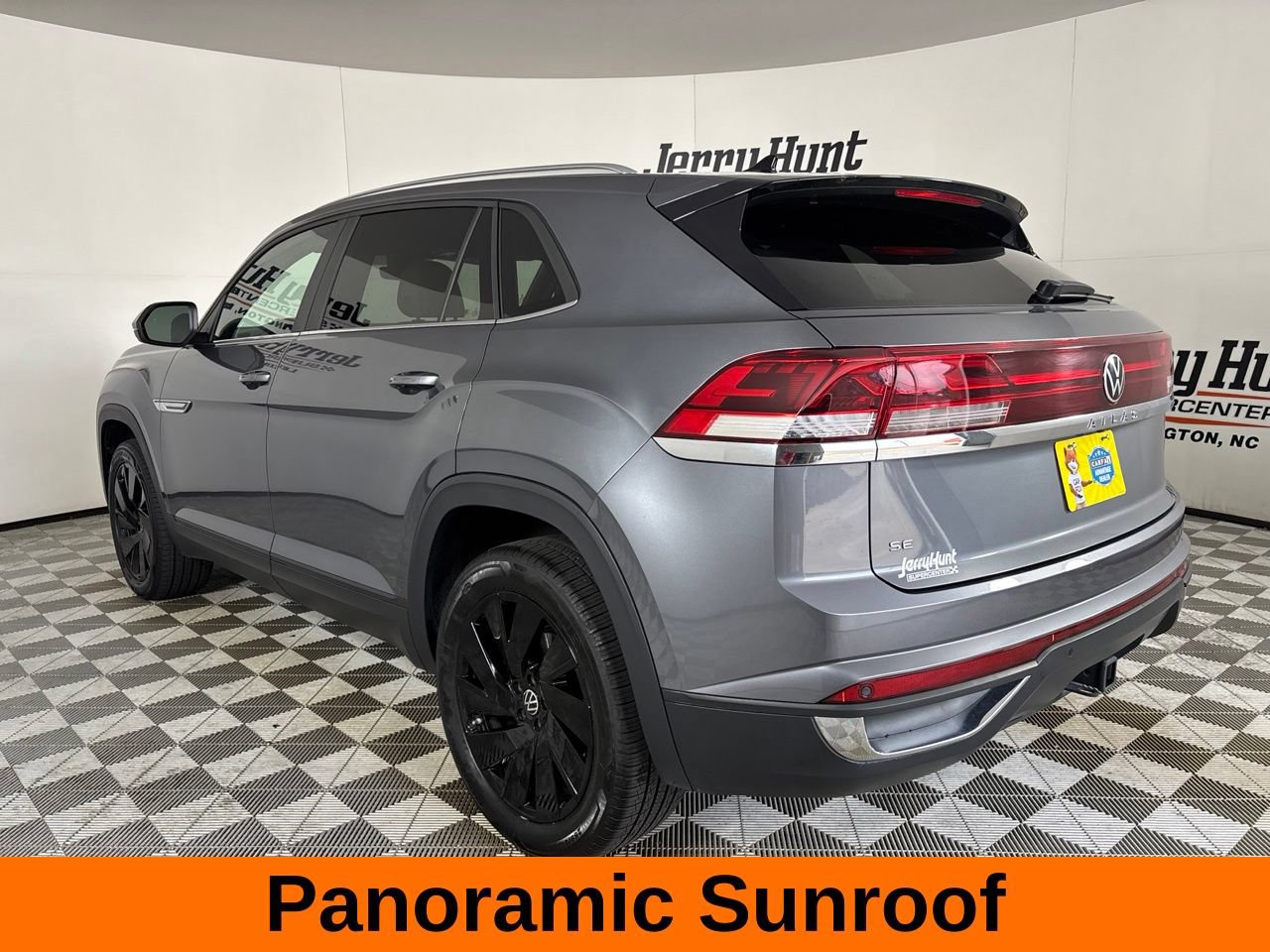 Used 2025 Volkswagen Atlas Cross Sport SE FWD image 8