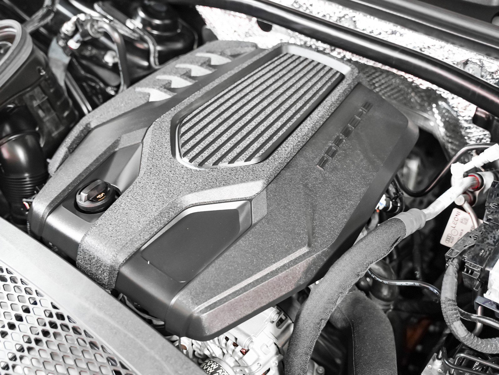 Certified 2025 Porsche Macan image 13