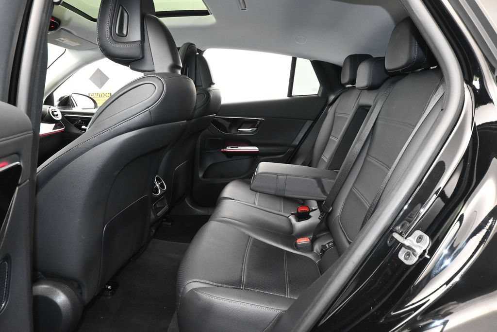 Used 2025 Mercedes-Benz GLC 300 4MATIC image 33
