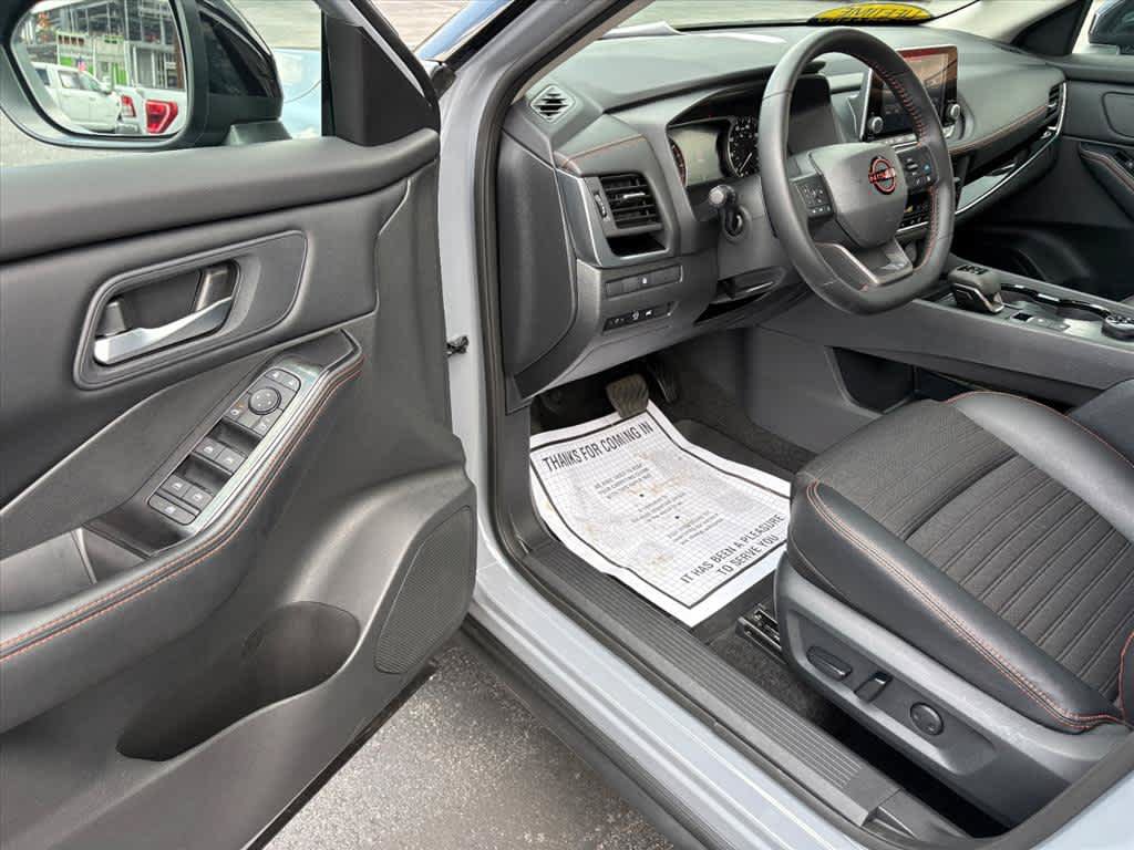 Used 2025 Nissan Rogue SV AWD/4WD image 19