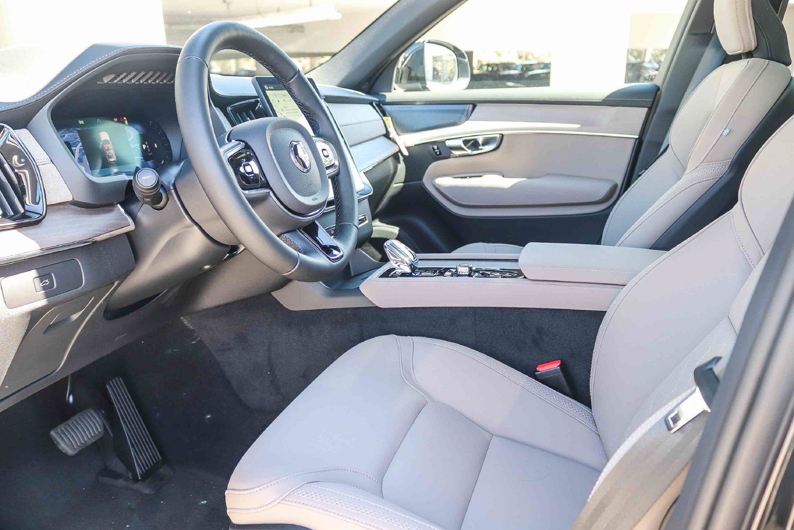 New 2027 Volvo XC90 B6 Plus AWD/4WD image 17