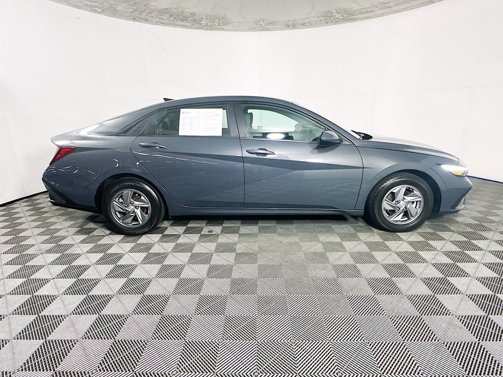 Used 2024 Hyundai Elantra SE FWD image 2