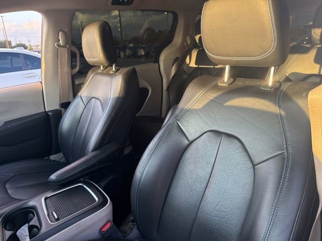 Used 2021 Chrysler Pacifica Touring-L image 15