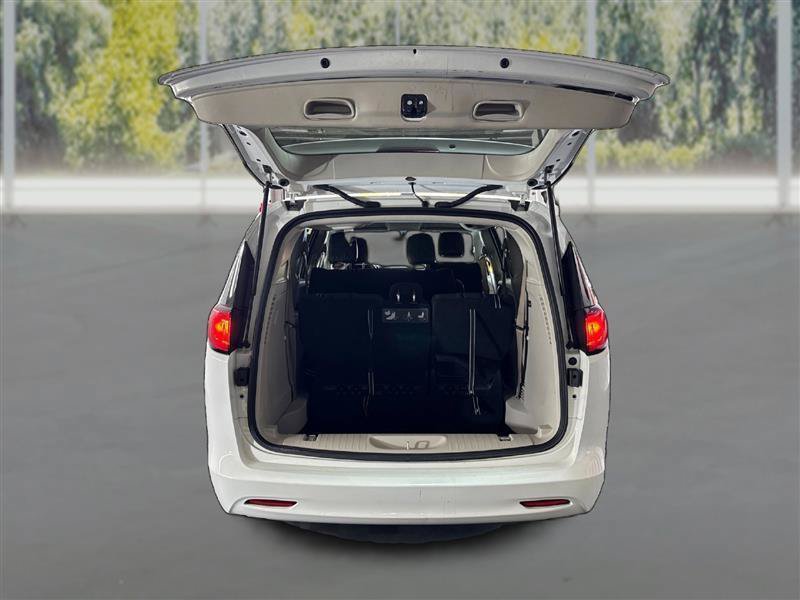 Used 2021 Chrysler Voyager L FWD image 13