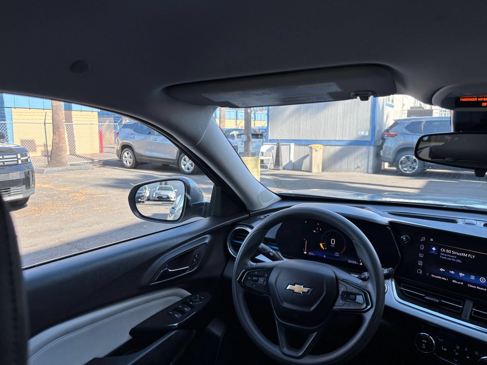 Used 2025 Chevrolet Trax LT FWD image 32