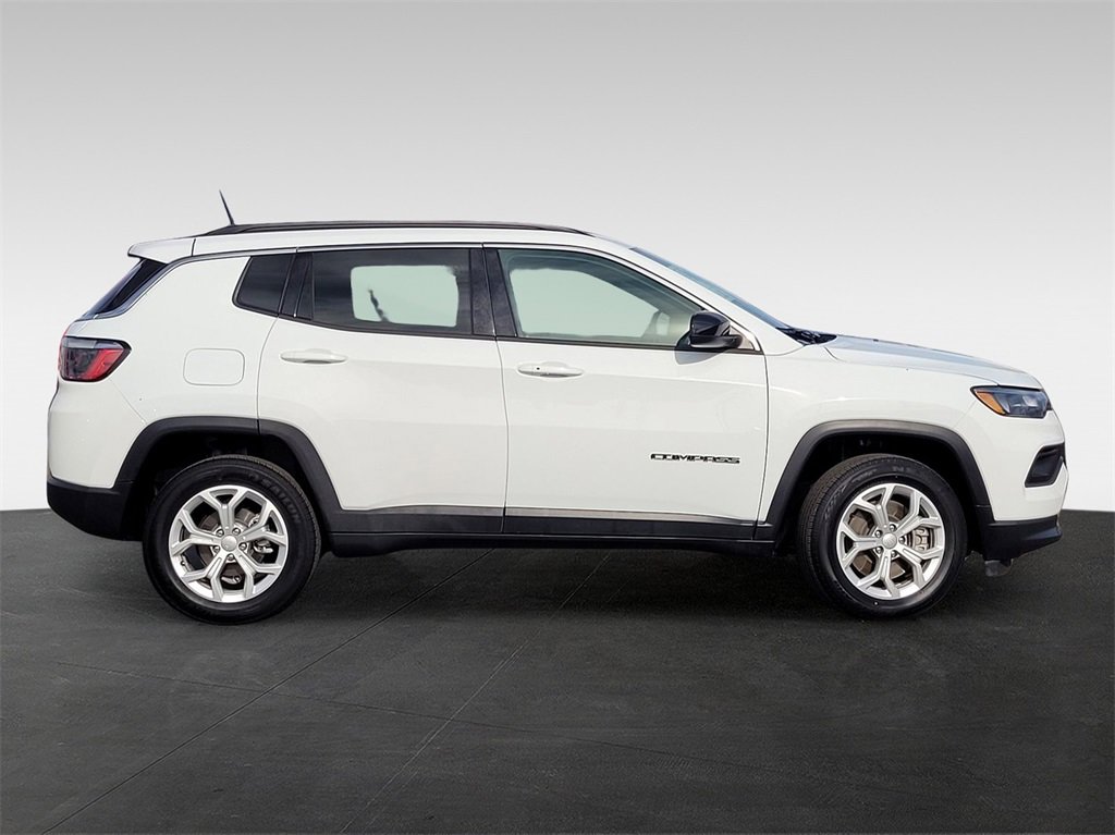 Used 2024 Jeep Compass Latitude image 3