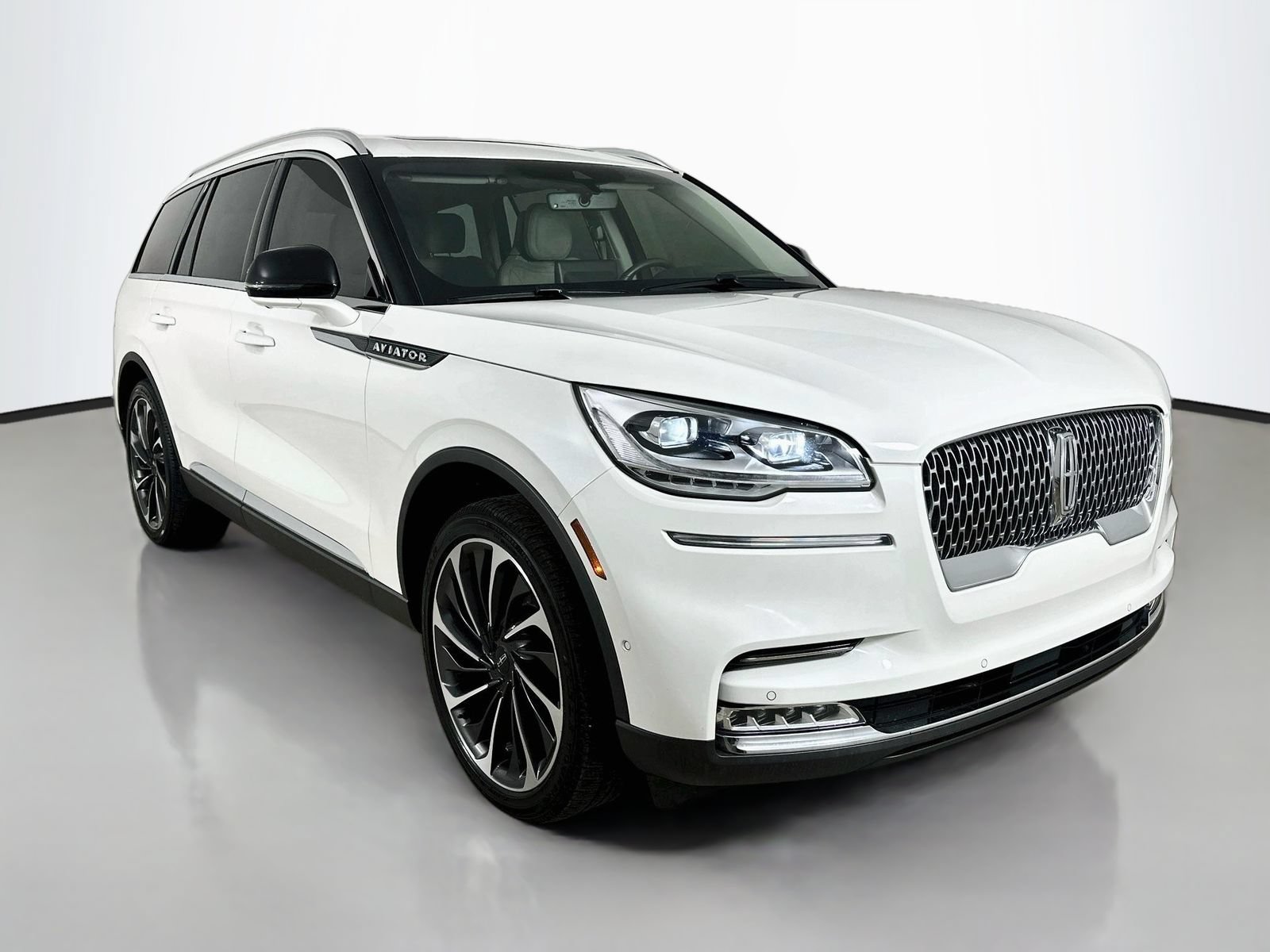 Used 2023 Lincoln Aviator Reserve w/ Equipment Group 201A AWD/4WD image 3