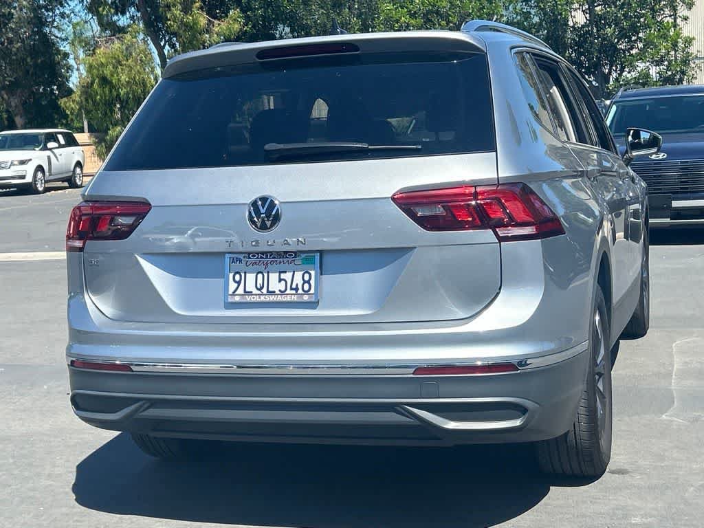 Used 2024 Volkswagen Tiguan SE w/ Panoramic Sunroof Package FWD image 3