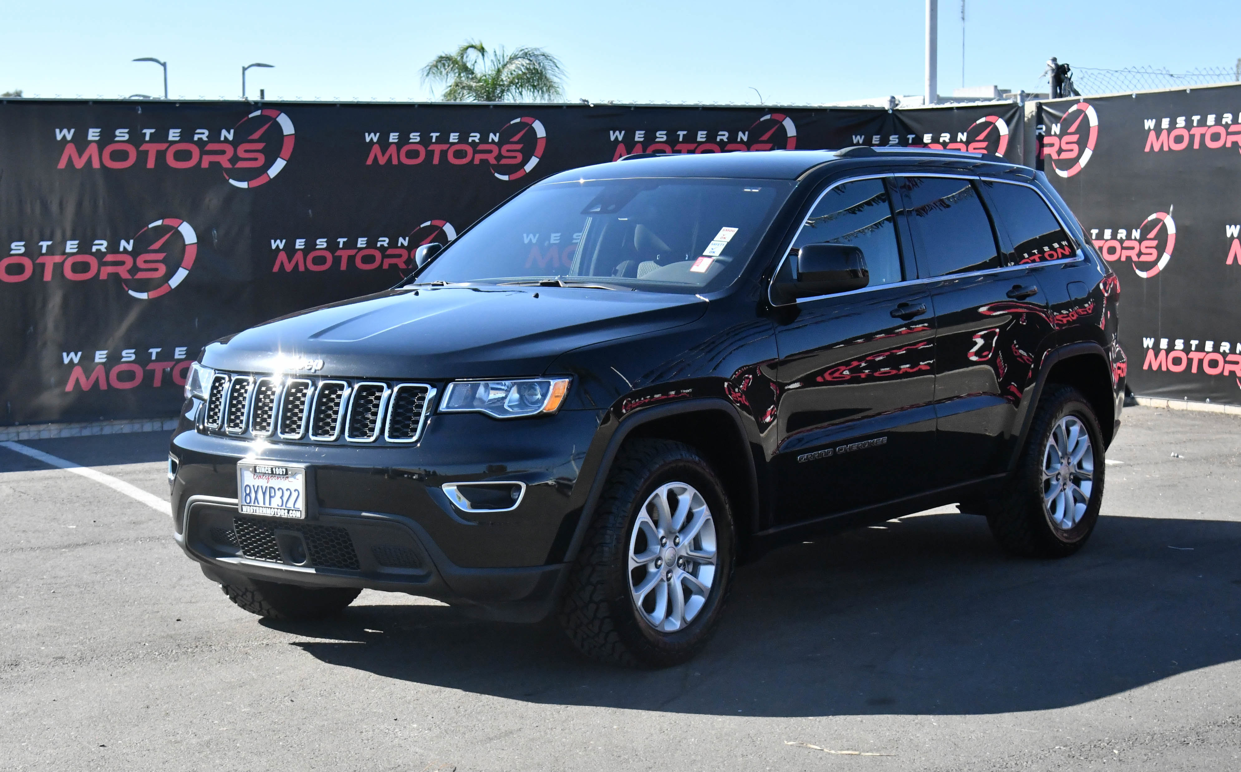 Used 2021 Jeep Grand Cherokee Laredo image 3