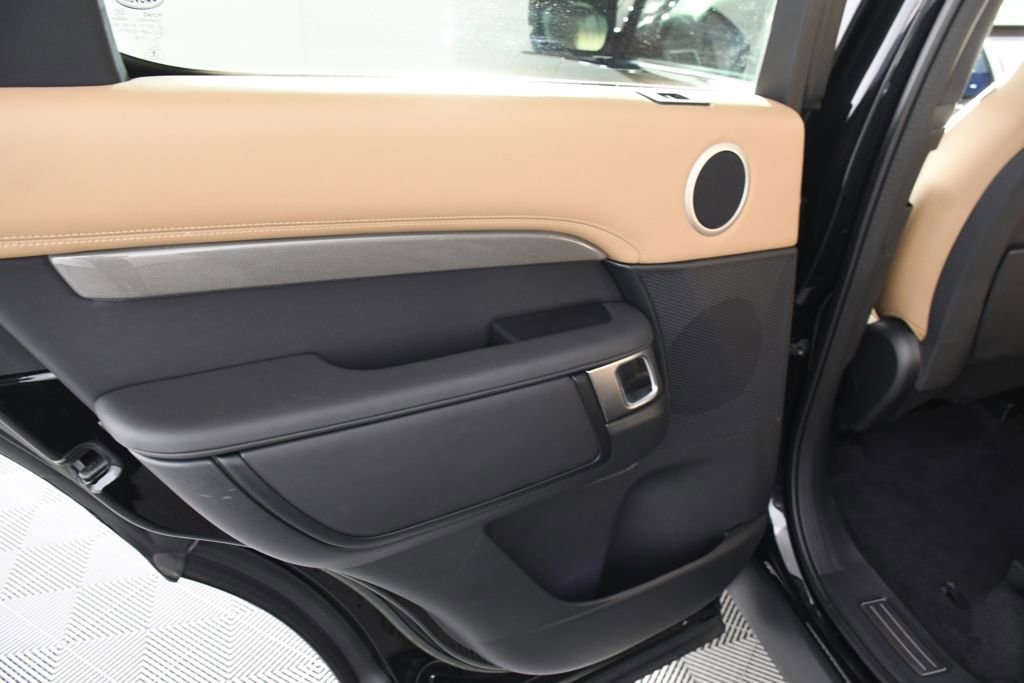 Used 2024 Land Rover Discovery Metropolitan Edition image 26