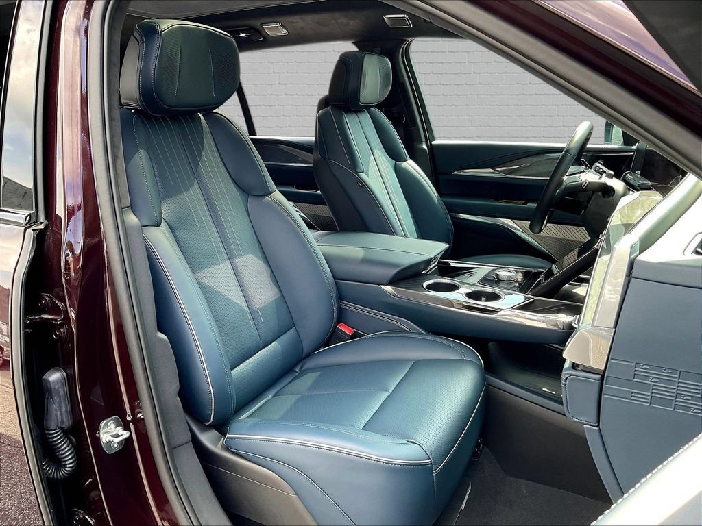 Used 2025 Cadillac Escalade IQ Luxury 2 w/ LPO, Premium Carpet Package AWD/4WD image 27