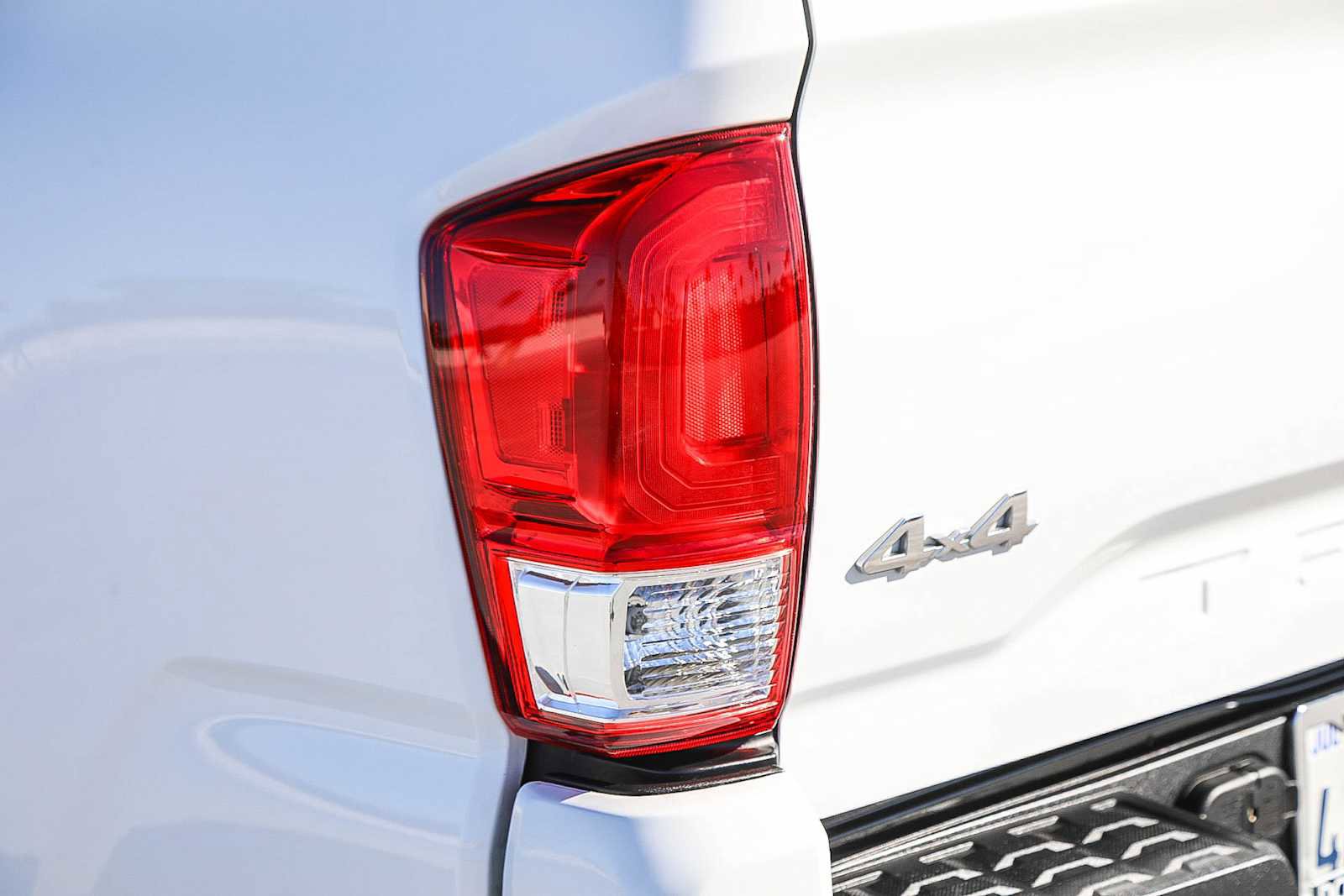 Certified 2018 Toyota Tacoma SR w/ SR Convenience Package image 9