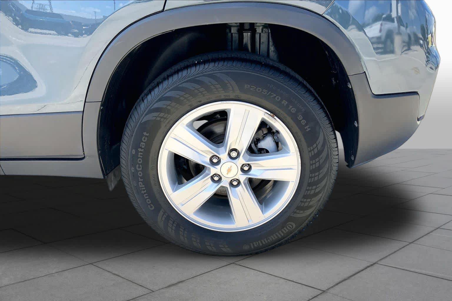 Used 2022 Chevrolet Trax LT w/ LT Convenience Package AWD/4WD image 11