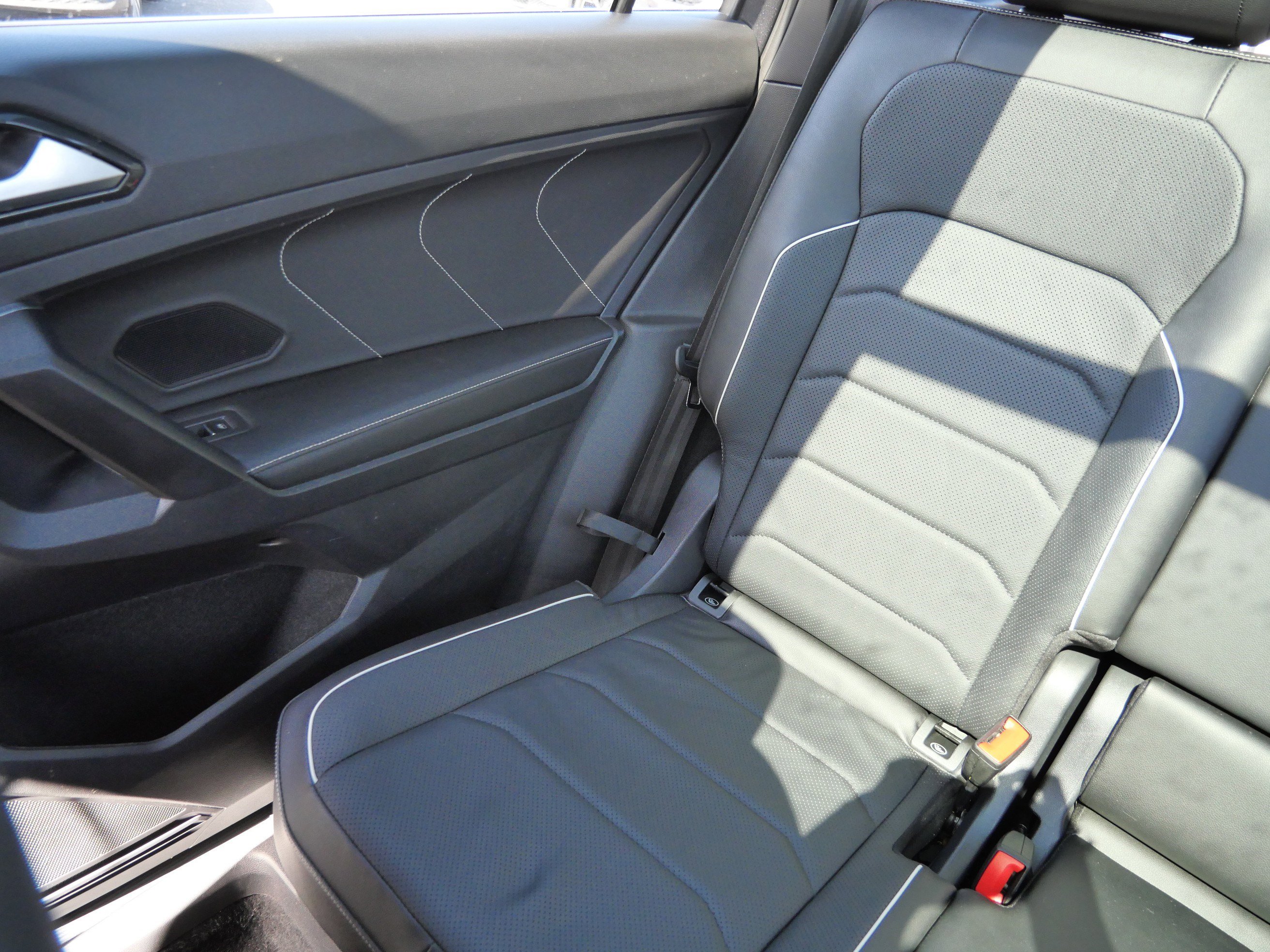 Used 2023 Volkswagen Tiguan SEL R-Line image 12