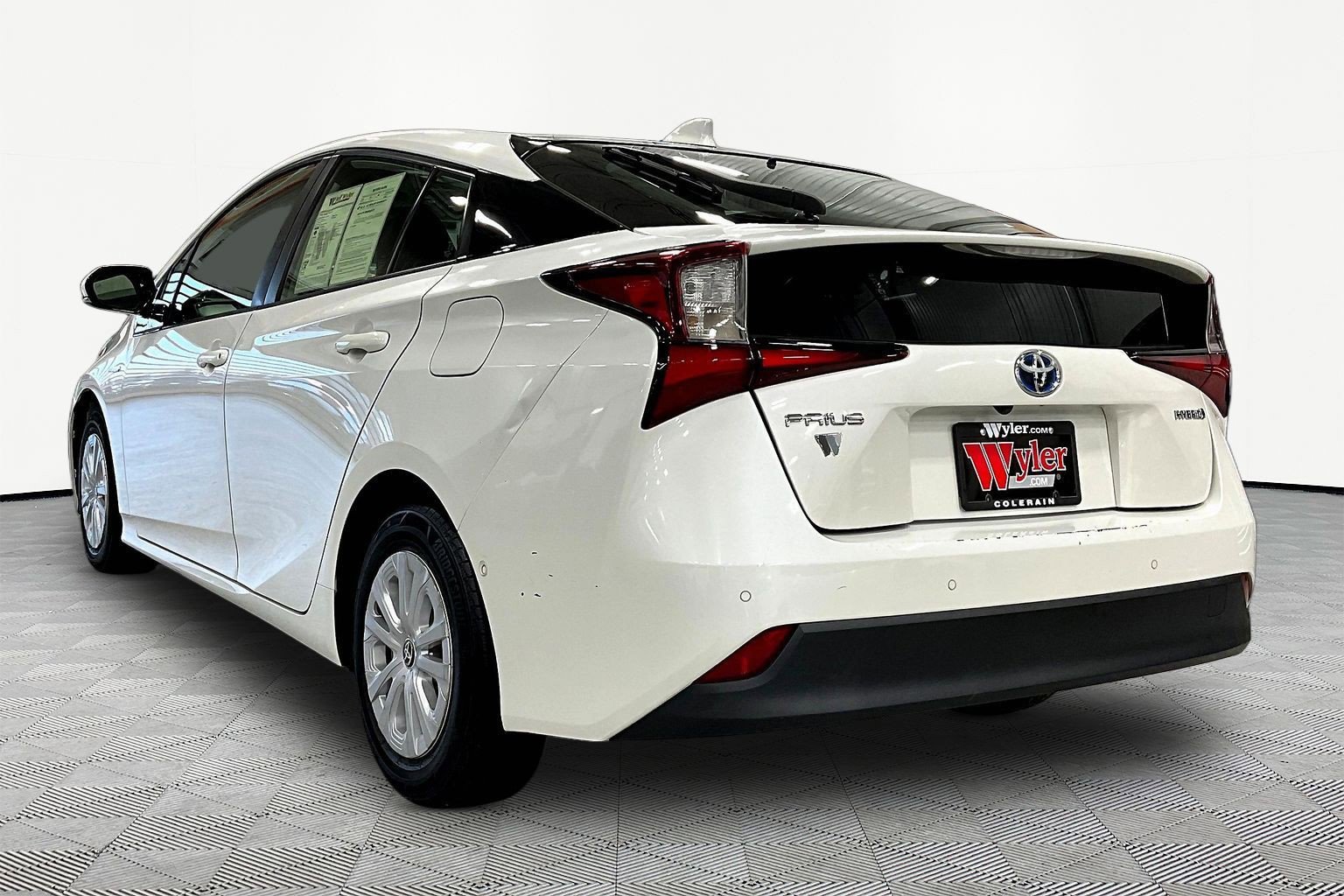 Used 2020 Toyota Prius LE image 4