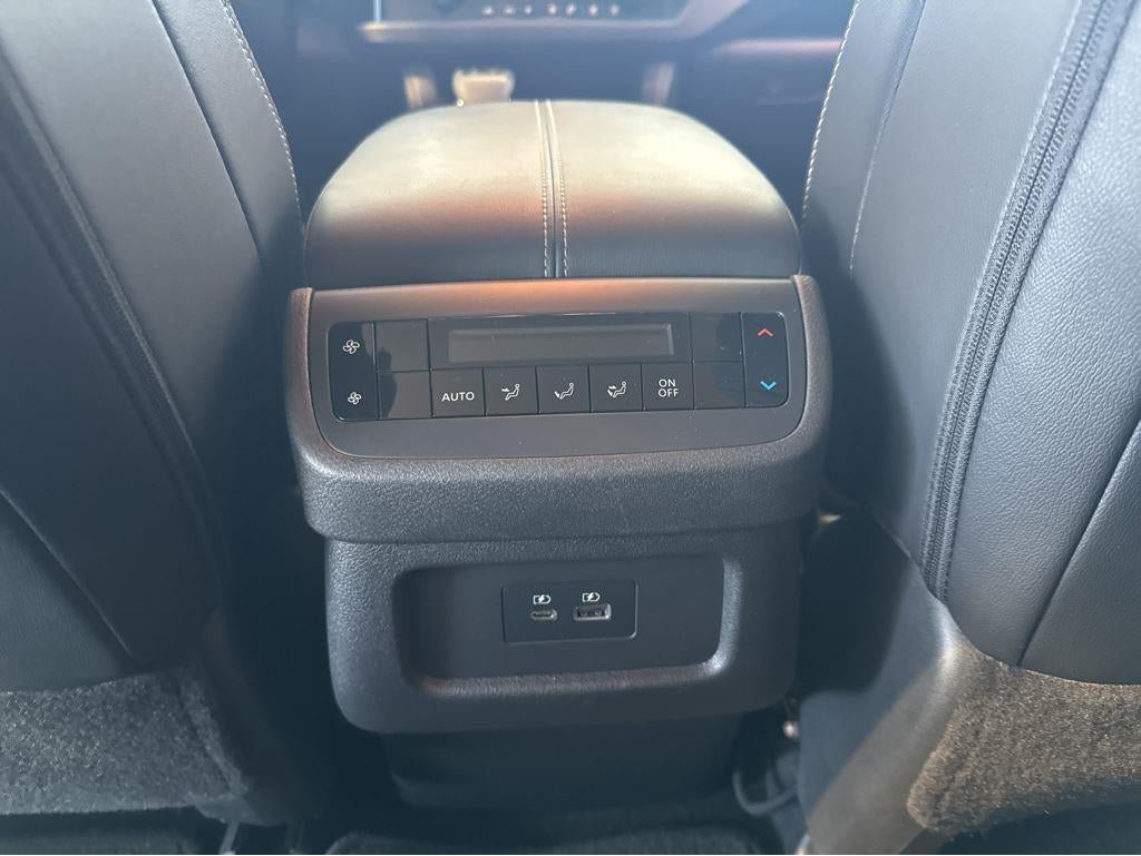 Used 2023 Nissan Pathfinder SL AWD/4WD image 33