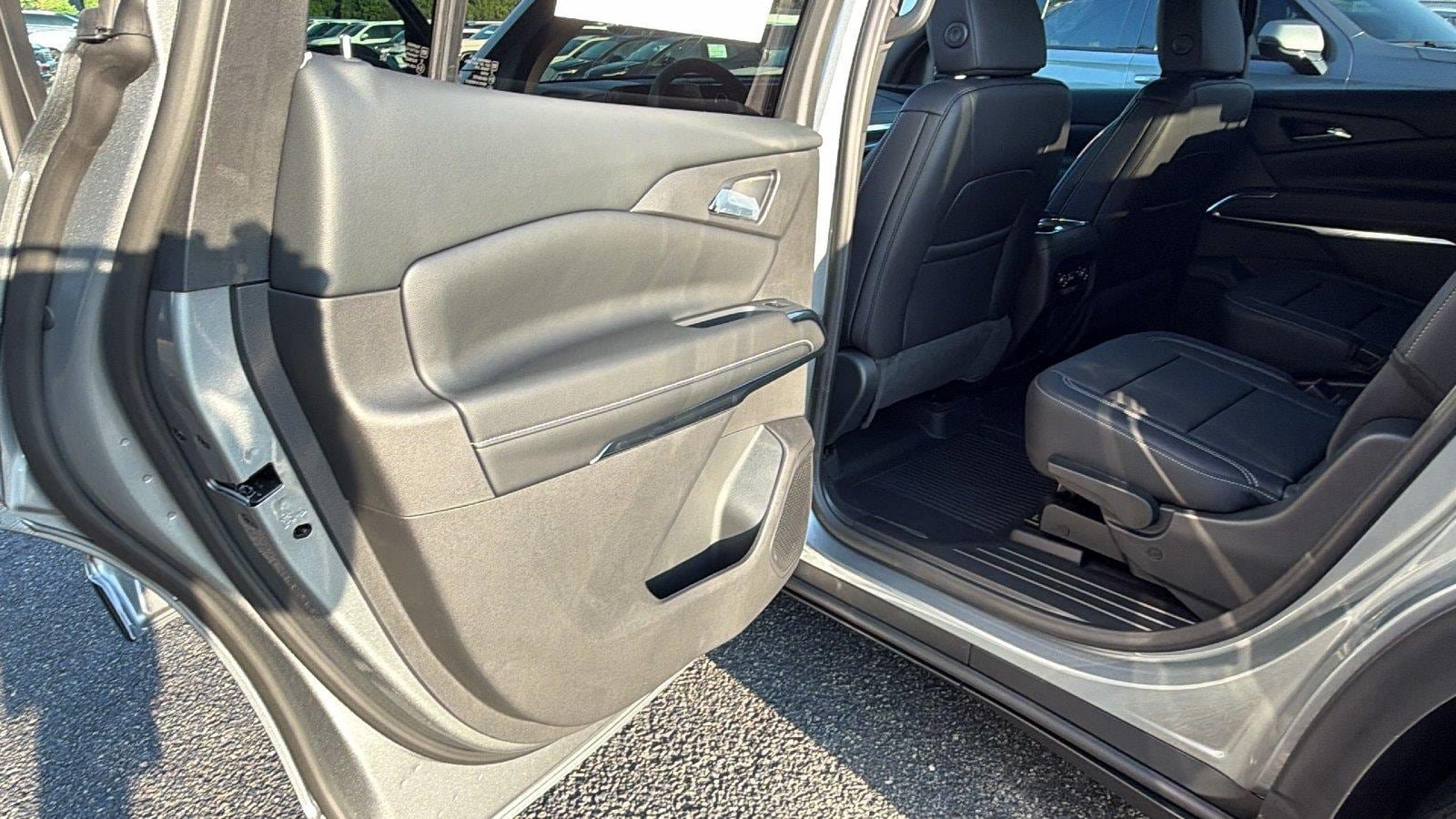 New 2027 Chevrolet Traverse LT w/ Midnight/Sport Edition FWD image 17