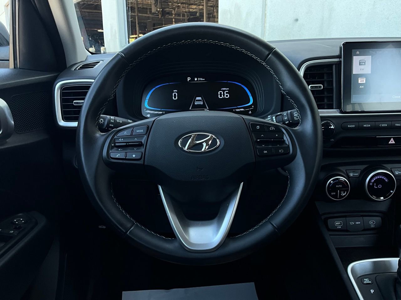 Used 2025 Hyundai Venue SEL image 33