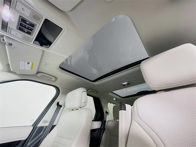 Used 2024 Land Rover Discovery S image 25