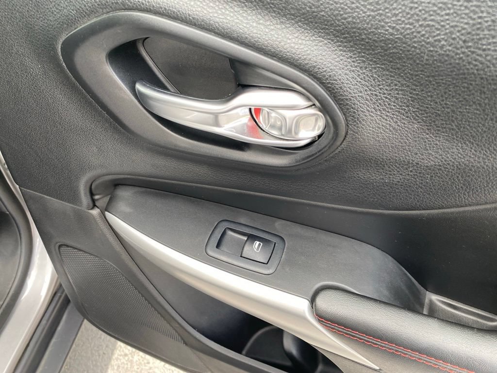 Used 2018 Jeep Cherokee Trailhawk AWD/4WD image 43