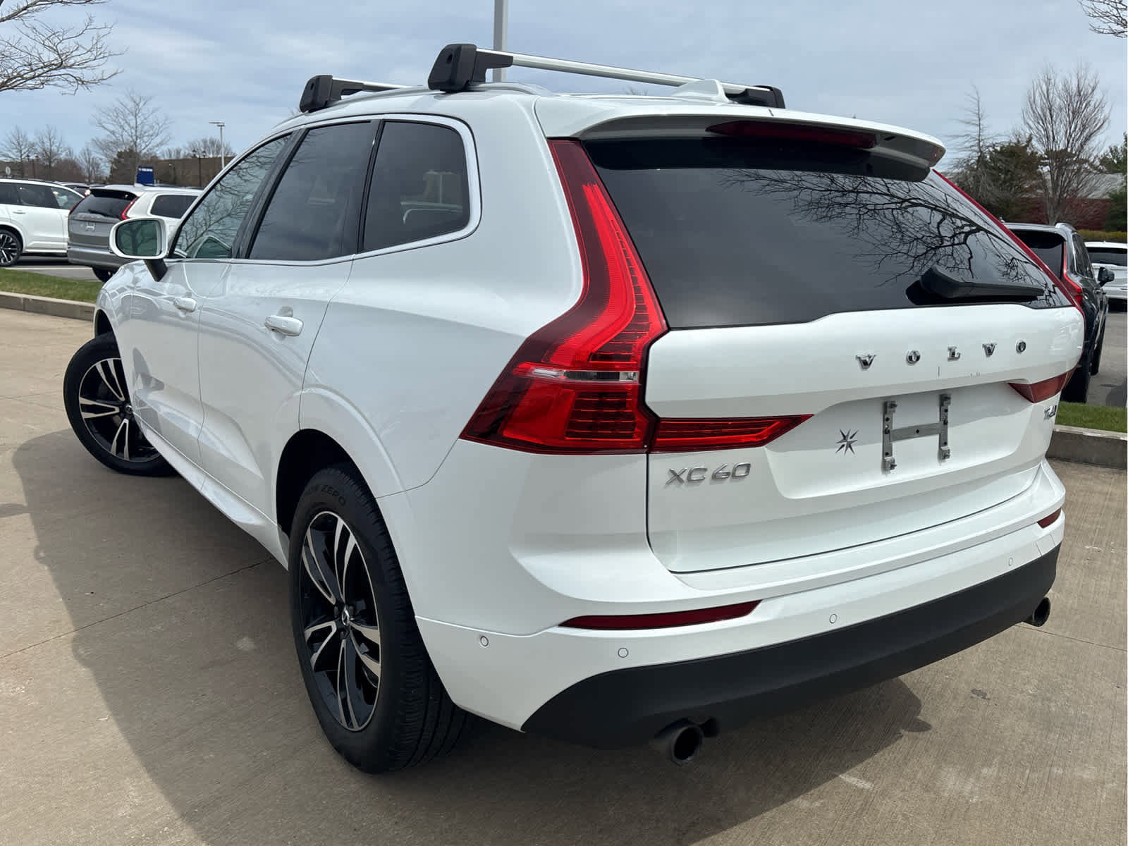 Used 2019 Volvo XC60 T6 Momentum w/ Multimedia Package AWD/4WD image 4