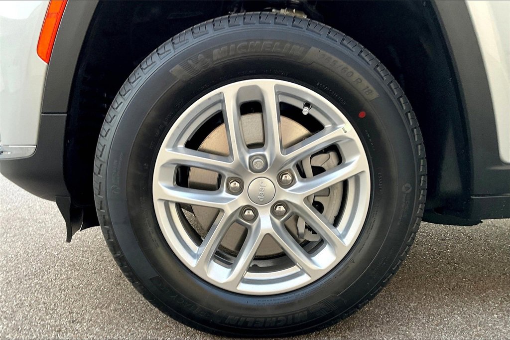 New 2025 Jeep Grand Cherokee L Laredo image 12