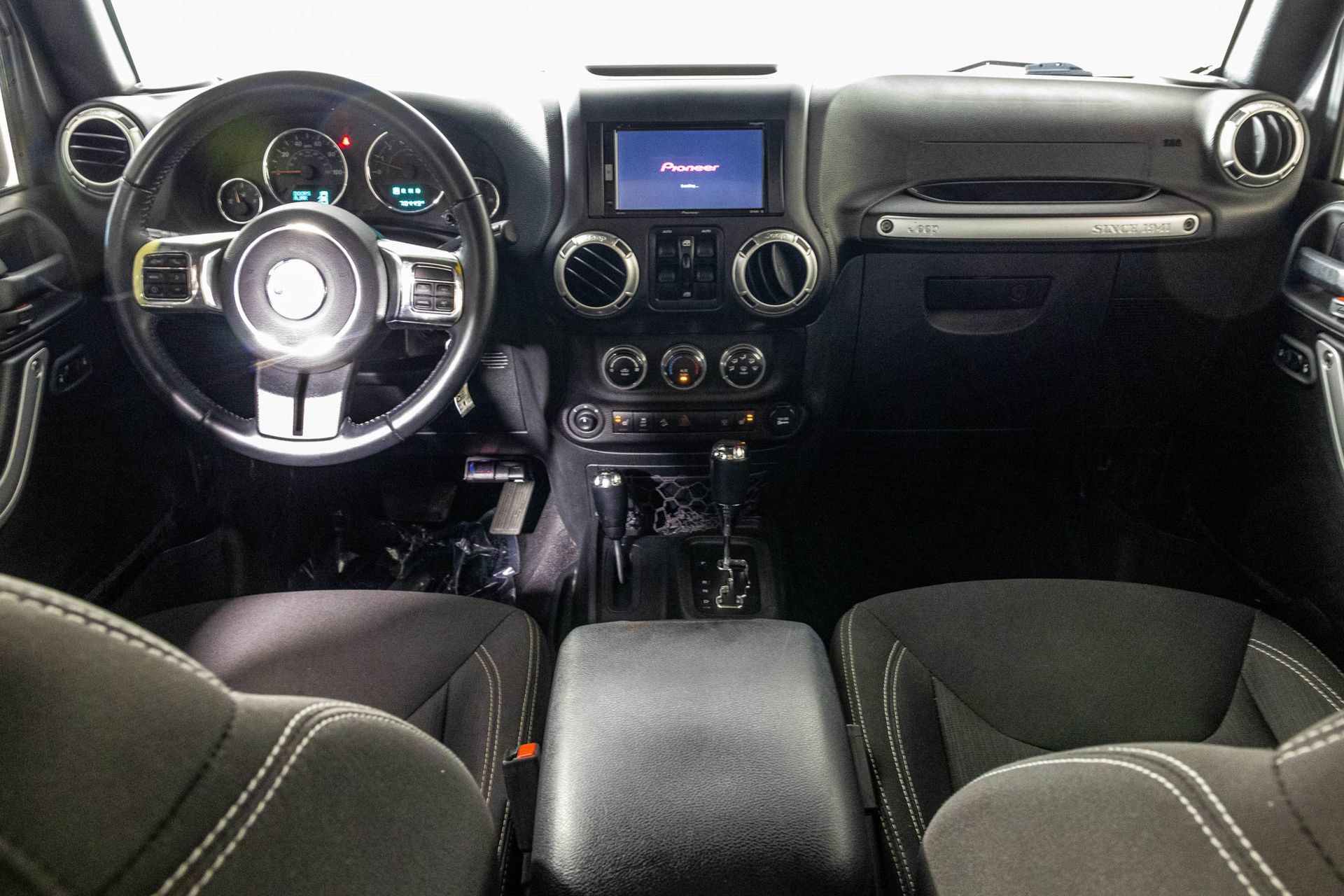 Used 2017 Jeep Wrangler Unlimited Sahara w/ Connectivity Group AWD/4WD image 22