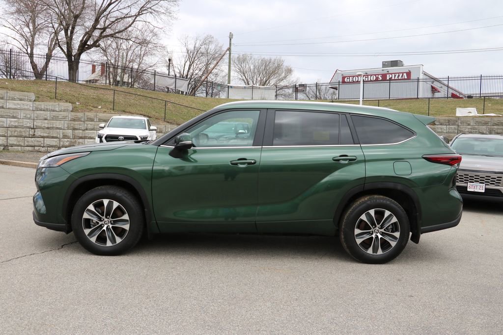 Used 2025 Toyota Highlander XLE AWD/4WD image 3