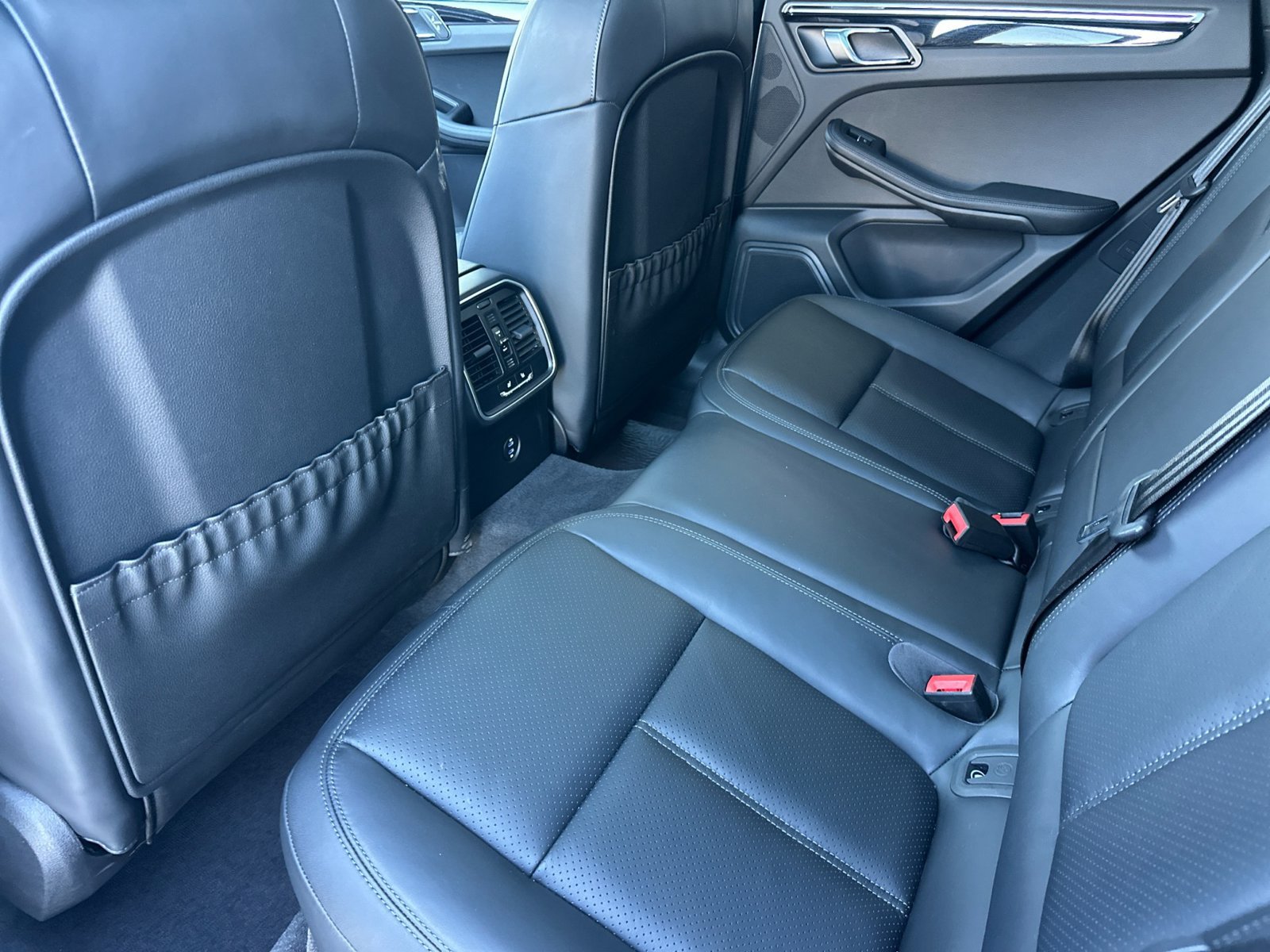 Certified 2026 Porsche Macan AWD/4WD image 18