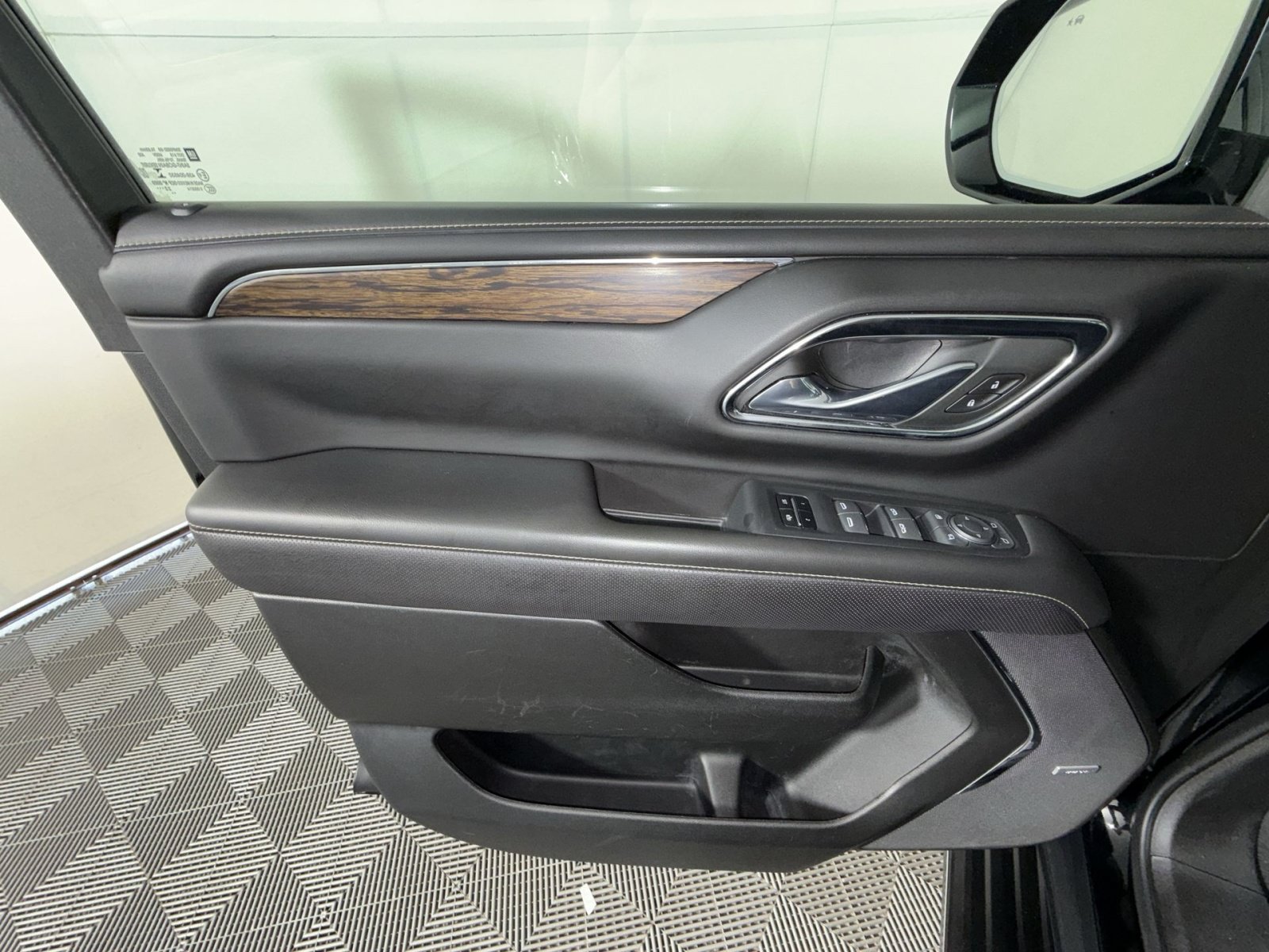 Used 2023 Chevrolet Tahoe Premier AWD/4WD image 15