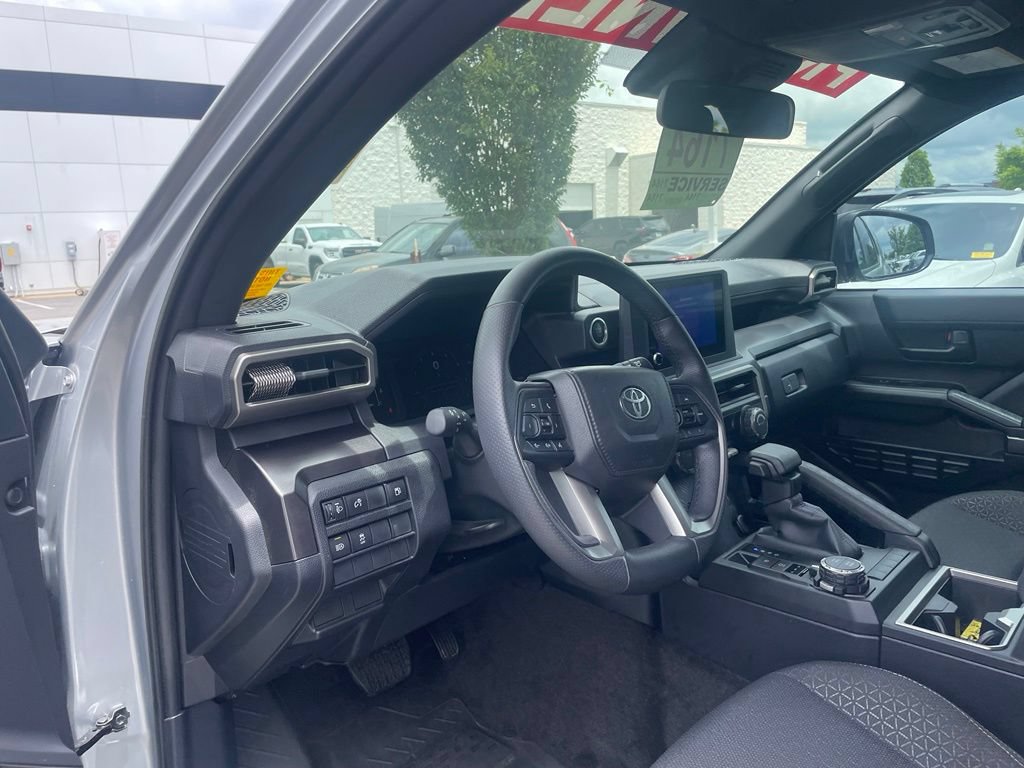 Used 2025 Toyota 4Runner SR5 AWD/4WD image 9