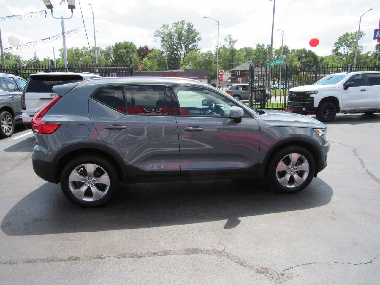 Used 2021 Volvo XC40 T5 Momentum image 5